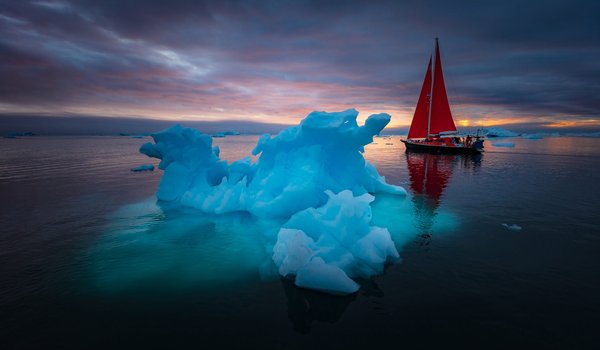 Обои на рабочий стол: Гренландия, закат, лодка, льды, океан, отражение, паруса, парусник, пейзаж