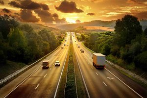 Обои на рабочий стол: cars, clouds, evening, forest, glow, highway, horizon, landscape, nature, road, sky, sun, sunset, trees, автомобили, вечер, горизонт, деревья, дорога, закат, зарево, лес, небо, облака, пейзаж, природа, солнце, трасса