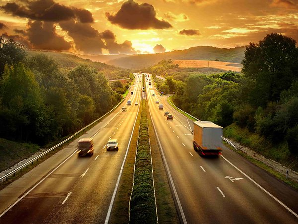 cars, clouds, evening, forest, glow, highway, horizon, landscape, nature, road, sky, sun, sunset, trees, автомобили, вечер, горизонт, деревья, дорога, закат, зарево, лес, небо, облака, пейзаж, природа, солнце, трасса