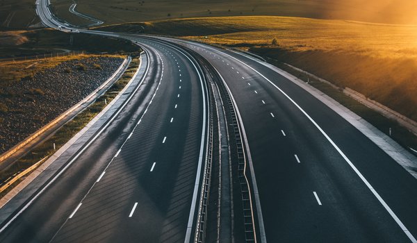 Обои на рабочий стол: evening, field, highway, landscape, nature, road, route, sunset, вечер, дорога, закат, пейзаж, поле, природа, трасса, шоссе