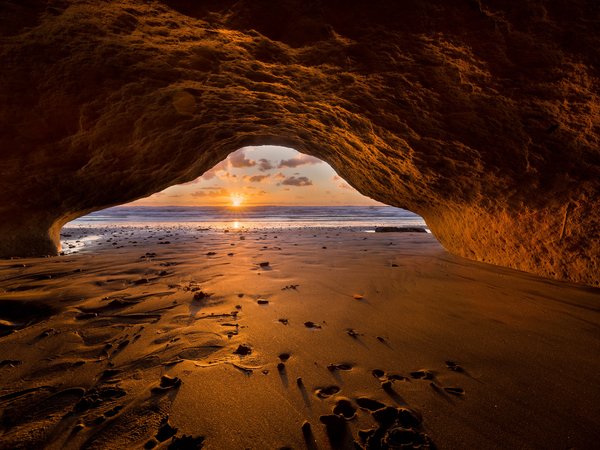 beach, cave, clouds, horizon, landscape, nature, ocean, sand, sky, sun, sun rays, sunset, view from the cave, view from the cave cave, вид из пещеры, горизонт, закат, небо, облака, океан, пейзаж, песок, пещера, пляж, природа, солнечные лучи, солнце