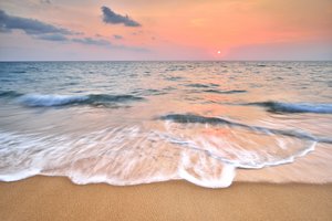 Обои на рабочий стол: beach, sand, sea, seascape, summer, sunset, wave, берег, волны, закат, лето, море, небо, песок, пляж