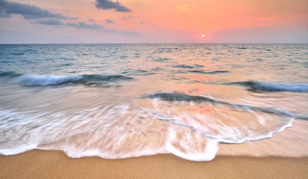 Обои на рабочий стол: beach, sand, sea, seascape, summer, sunset, wave, берег, волны, закат, лето, море, небо, песок, пляж
