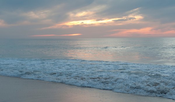 Обои на рабочий стол: beach, blue, sand, sea, seascape, summer, sunset, wave, волны, закат, лето, море, песок, пляж
