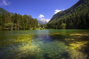 Обои на рабочий стол: Planšarsko jezero, Slovenia, горы, лес, озеро, Планшарско озеро, рябь на воде, Словения