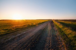 Обои на рабочий стол: дорога, поле, утро