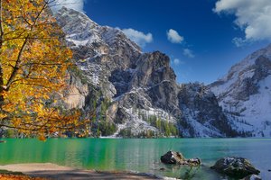 Обои на рабочий стол: Dolomites, italy, Lake Braies, Pragser Wildsee, South Tyrol, горы, дерево, доломитовые Альпы, италия, лодки, озеро, Озеро Браес, осень, Южный Тироль