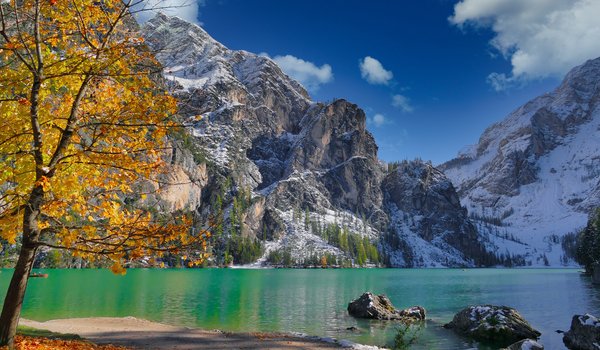 Обои на рабочий стол: Dolomites, italy, Lake Braies, Pragser Wildsee, South Tyrol, горы, дерево, доломитовые Альпы, италия, лодки, озеро, Озеро Браес, осень, Южный Тироль