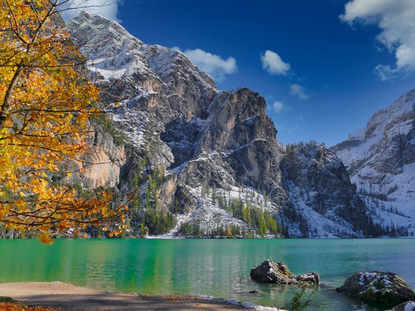 Dolomites, italy, Lake Braies, Pragser Wildsee, South Tyrol, горы, дерево, доломитовые Альпы, италия, лодки, озеро, Озеро Браес, осень, Южный Тироль