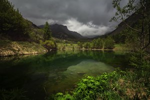 Обои на рабочий стол: горы, деревья, небо, облака, озеро, пасмурно, природа, тучи, франция