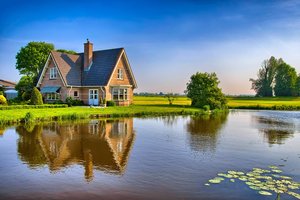 Обои на рабочий стол: clouds, field, grass, horizon, house by the lake, lake, landscape, nature, reflection in water, sky, trees, горизонт, деревья, дом у озера, небо, облака, озеро, отражение в воде, пейзаж, поле, природа, трава