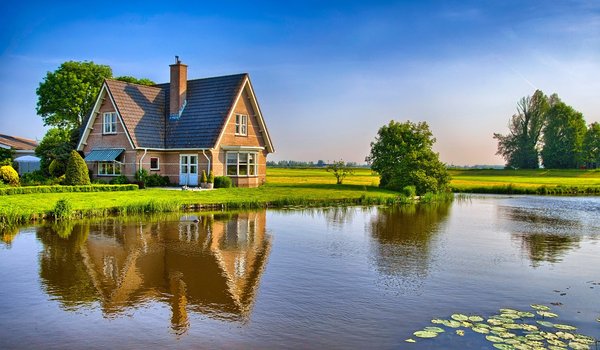 Обои на рабочий стол: clouds, field, grass, horizon, house by the lake, lake, landscape, nature, reflection in water, sky, trees, горизонт, деревья, дом у озера, небо, облака, озеро, отражение в воде, пейзаж, поле, природа, трава