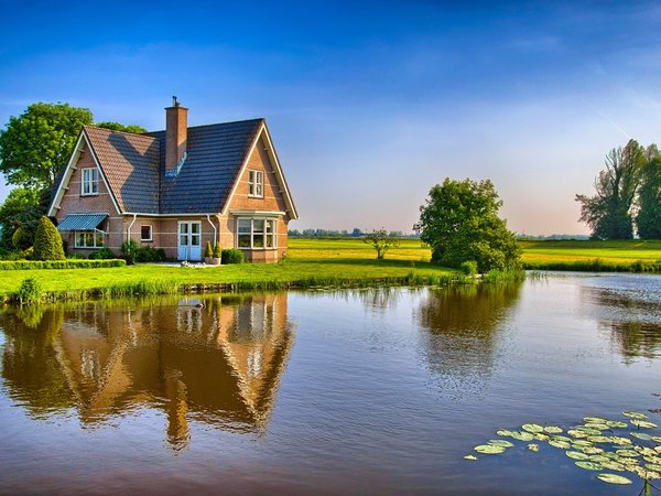 clouds, field, grass, horizon, house by the lake, lake, landscape, nature, reflection in water, sky, trees, горизонт, деревья, дом у озера, небо, облака, озеро, отражение в воде, пейзаж, поле, природа, трава