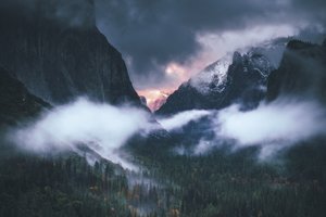 Обои на рабочий стол: clouds, evening, fog, forest, horizon, landscape, mist, mountains, nature, rocks, sky, sunset, trees, twilight, valley, вечер, горизонт, горы, деревья, долина, закат, лес, мгла, небо, облака, пейзаж, природа, скалы, сумерки, туман