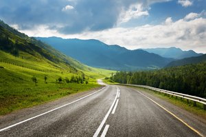 Обои на рабочий стол: clouds, field, forest, highway, horizon, landscape, mountains, nature, road, route, sky, trees, горизонт, горы, деревья, дорога, лес, небо, облака, пейзаж, поле, природа, трасса, шоссе