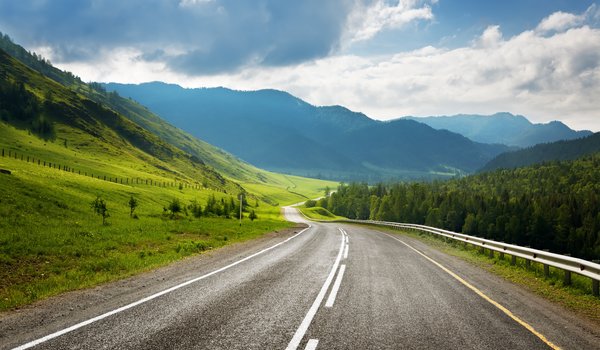 Обои на рабочий стол: clouds, field, forest, highway, horizon, landscape, mountains, nature, road, route, sky, trees, горизонт, горы, деревья, дорога, лес, небо, облака, пейзаж, поле, природа, трасса, шоссе