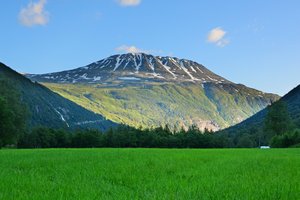 Обои на рабочий стол: field, Gaustatoppen, grass, mountain, nature, norway, Гора Гаустатоппен, норвегия, поле, природа, трава