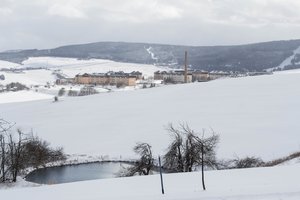 Обои на рабочий стол: field, frost, mountains, nature, Pond, snow, winter, горы, зима, мороз, поле, природа, пруд, снег