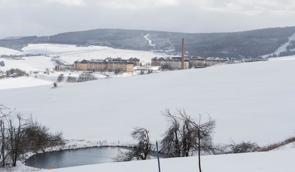 Обои на рабочий стол: field, frost, mountains, nature, Pond, snow, winter, горы, зима, мороз, поле, природа, пруд, снег