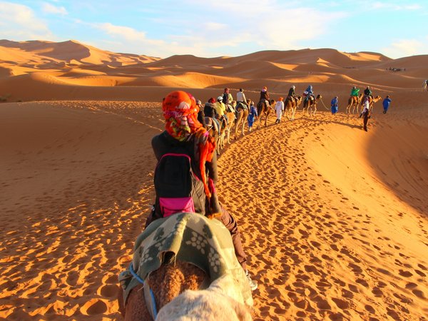 camels, caravan, clouds, desert, dunes, footprints in the sand, horizon, rest, sand, sky, tourist, trip, верблюды, горизонт, дюны, караван, небо, облака, отдых, песок, пустыня, путешествие, следы на песке, турист