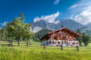 Обои на рабочий стол: alps, Austria, Ramsau am Dachstein, Styria, австрия, Альпы, горы, деревья, дом, забор, лужайка, Рамзау-ам-Дахштайн, Штирия