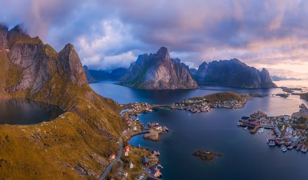Обои на рабочий стол: Lofoten Islands, norway, Reine, горы, деревня, домики, Лофотенские острова, море, норвегия, острова, панорама, рассвет, Рейне, утро, фьорд