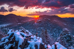 Обои на рабочий стол: Colorado, Rocky Mountain National Park, Rocky Mountains, восход, горы, зима, Колорадо, лес, Национальный парк Роки-Маунтин, рассвет, Скалистые горы, снег