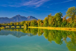 Обои на рабочий стол: bavaria, Bavarian Alps, germany, Saalach River, бавария, Баварские Альпы, германия, горы, деревья, мост, осень, отражение, река, Река Залах