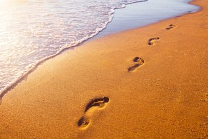 Обои на рабочий стол: beach, footprints, sand, sea, seascape, берег, море, песок, пляж, следы