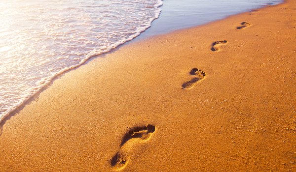 Обои на рабочий стол: beach, footprints, sand, sea, seascape, берег, море, песок, пляж, следы