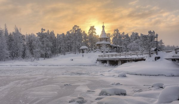 Обои на рабочий стол: Валаам, зима, Карелия, лес, мост, пейзаж, природа, Сергей Гармашов, снег, утро, часовня