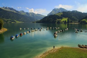 Обои на рабочий стол: alps, Innerthal, switzerland, Wägitalersee, Альпы, горы, Иннерталь, лодки, озеро, Озеро Вэгиталер, швейцария