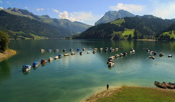 Обои на рабочий стол: alps, Innerthal, switzerland, Wägitalersee, Альпы, горы, Иннерталь, лодки, озеро, Озеро Вэгиталер, швейцария