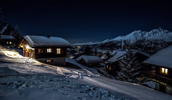 Обои на рабочий стол: Rosswald, горы, долина, дома, зима, ночь, освещение, пейзаж, природа, село, снег, швейцария