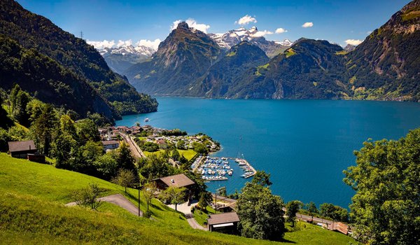 Обои на рабочий стол: alps, Lucerne Lake, Sisikon Village, switzerland, Альпы, горы, деревня, ЛЮЦЕРНСКОЕ ОЗЕРО, озеро, панорама, ФИРВАЛЬДШТЕТСКОЕ ОЗЕРО, швейцария