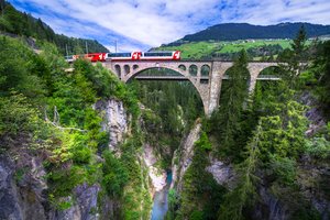 Обои на рабочий стол: Albula River, Graubünden, Solis Viaduct, switzerland, виадук, Виадук Солис, Граубюнден, каньон, мост, поезд, река, Река Альбула, скалы, швейцария