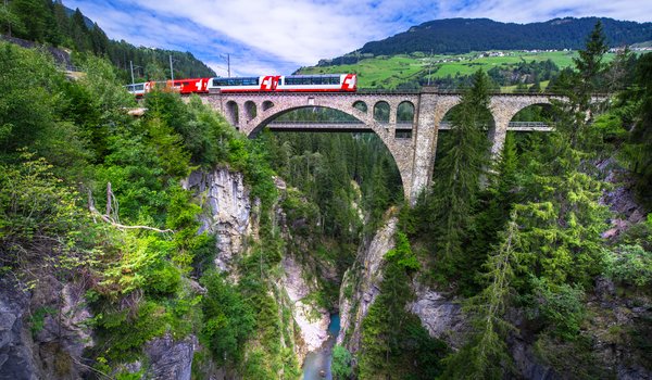 Обои на рабочий стол: Albula River, Graubünden, Solis Viaduct, switzerland, виадук, Виадук Солис, Граубюнден, каньон, мост, поезд, река, Река Альбула, скалы, швейцария