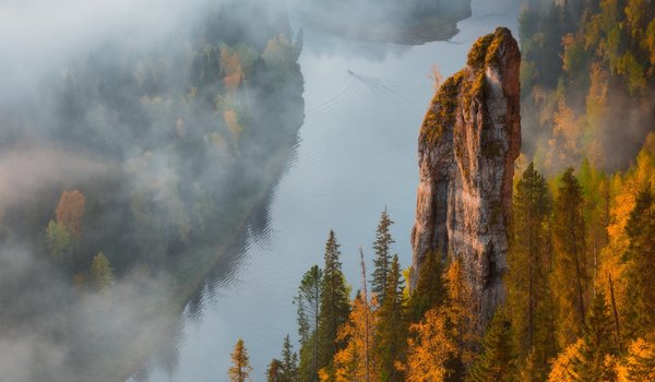 Обои на рабочий стол: осень, река, скалы, туман