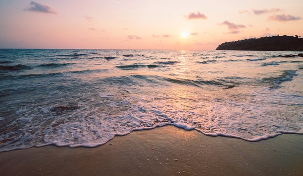 Обои на рабочий стол: beach, romantic, sand, sea, sky, summer, sunset, wave, волны, закат, лето, море, небо, песок, пляж