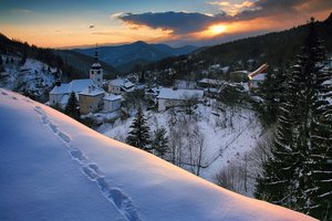 Обои на рабочий стол: Špania Dolina, горы, долина, дома, закат, зима, леса, пейзаж, природа, село, следы, Словакия, снег, Шпанья-Долина