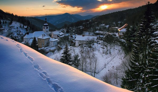 Обои на рабочий стол: Špania Dolina, горы, долина, дома, закат, зима, леса, пейзаж, природа, село, следы, Словакия, снег, Шпанья-Долина