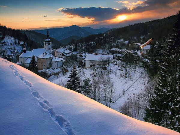 Špania Dolina, горы, долина, дома, закат, зима, леса, пейзаж, природа, село, следы, Словакия, снег, Шпанья-Долина