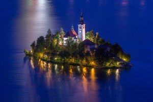 Обои на рабочий стол: Lake Bled, Блед, Бледское озеро, вечер, вода, озеро, освещение, островок, пейзаж, природа, Словения, церковь