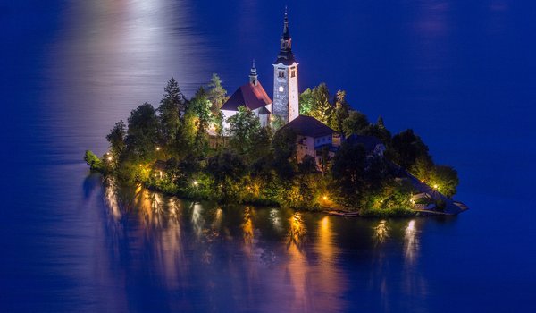 Обои на рабочий стол: Lake Bled, Блед, Бледское озеро, вечер, вода, озеро, освещение, островок, пейзаж, природа, Словения, церковь