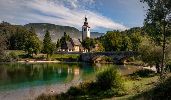 Обои на рабочий стол: Бохинь, горы, озеро, пейзаж, природа, Словения, церковь