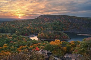 Обои на рабочий стол: Connecticut, Hanging Hills, Hubbard Park, Meriden, Merimere Reservoir, South Mountain, водохранилище Меримир, закат, Коннектикут, лес, озеро, осень, остров, холмы