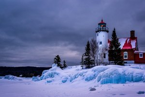 Обои на рабочий стол: Eagle Harbor Lighthouse, Lake Superior, Верхнее, зима, лед, маяк, Мичиган, озеро, пейзаж, снег, сша
