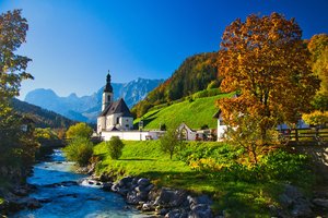 Обои на рабочий стол: bavaria, Bavarian Alps, germany, Ramsau, Ramsauer Ache River, St Sebastian Church, бавария, Баварские Альпы, германия, горы, деревья, осень, Рамзау, река, река Рамзауэр-Ахе, церковь