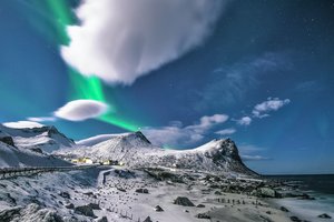 Обои на рабочий стол: clouds, mountains, night, northern lights, road, seashore, snow, Stein Egil Liland, village, берег моря, горы, деревушка, дорога, ночь, облака, серверное сияние, снега