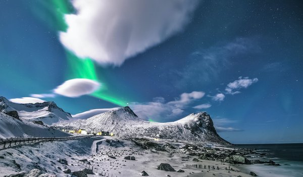 Обои на рабочий стол: clouds, mountains, night, northern lights, road, seashore, snow, Stein Egil Liland, village, берег моря, горы, деревушка, дорога, ночь, облака, серверное сияние, снега